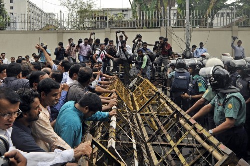 Polícia usando barricadas para impedir os jornalistas de entrarem nas instalações do Ministério do Interior. Imagem feita por Firoz Ahmed. Copyright Demotix (15/05/2012)