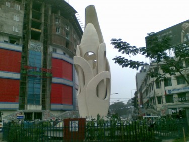 The building behind the sculpture was once the famous Gulistan Cinema Hall. Now its a clothes market. Image by Ranadipam Basu. Used with permission.
