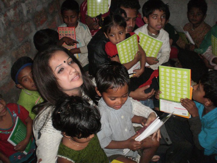 Lead Dreamer of Shawpno Rath - Shamima Nargis Shimu, with her students. Image taken from the group