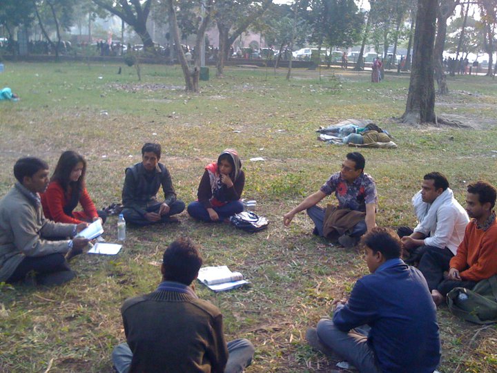 A Chandrima park si discute l'inizio del viaggio di Shawpno Rath. Immagine tratta dalla loro pagina Facebook. Usata su licenza.