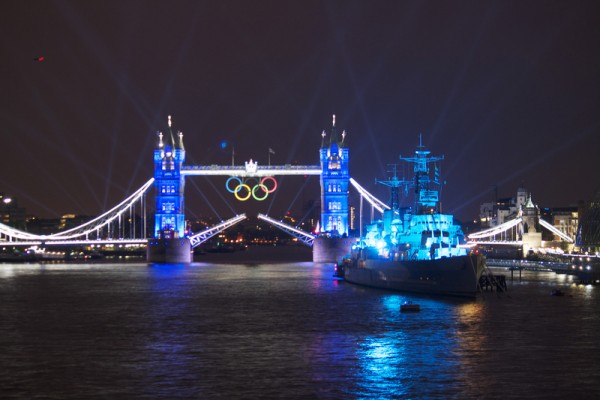 2012年ロンドンオリンピックの開会式。タワーブリッジを彩る照明と花火。Jaki Northによる写真。Copyright Demotix (2012/7/27)