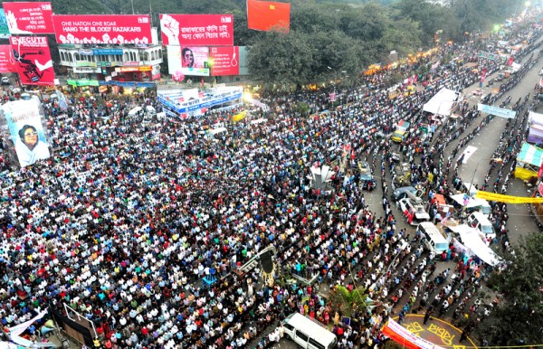 Shahbag= crowd praying blogger Rajiv's janaza. Image by Mohammad Asad. Copyright Demotix (16/2/2013) 