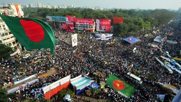Des centaines de milliers de personnes assistant à un grand rassemblement à Projonmo Chattar dans Shahbagh de la capitale. Phto de Firoz Ahmed. Copyright Demotix (21/2/2013)