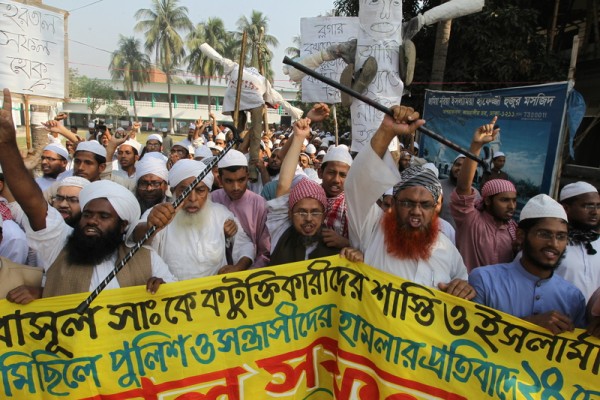 The students of Jamia Nuria Islamia Madrassa are protesting against blogger of shahbag who expressing anti Prophet Mohammad on their page. Kamrangirchar, Dhaka, Bangladesh. Image by Zahidul Selim. Copyright Demotix (24/2/2013)