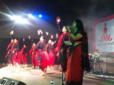শিল্পকলা একাডেমিতে সাধনা অনুপ্রেরণামূলক নাচ বিদ্রোহী পরিবেশন করে। Bidrohi- an inspiring dance performed by Shadhona at Shilpakala Academy.