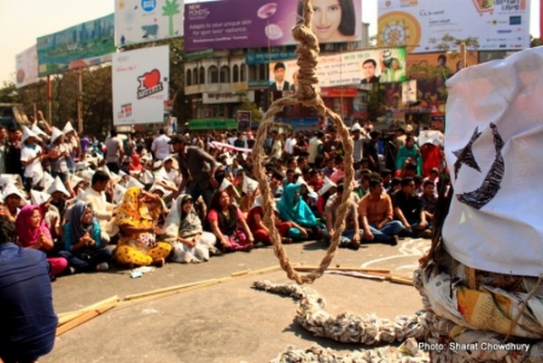 Sit in protest in Shahbagh width=