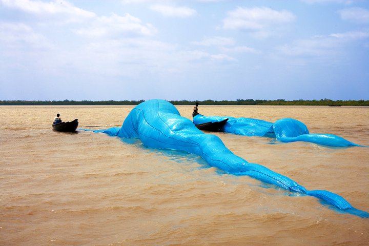 Redes de pesca flotando en un río. Foto de Mohammad Mustafizur Rahman. Utilizada con permiso.