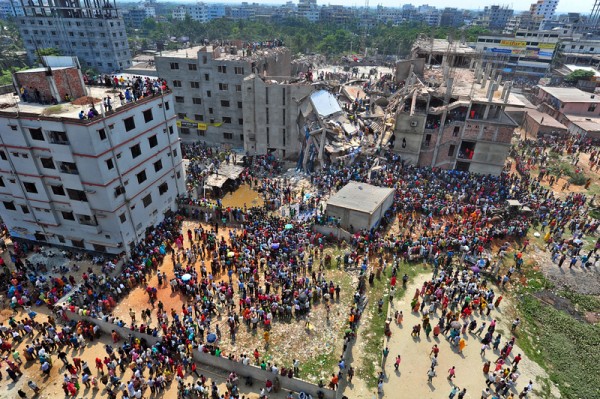 La escena después del colapso del edificio de nueve pisos en Savar