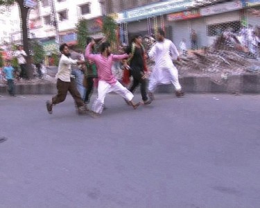 Activistas de Hefazot Islam atacan a la periodista Nadia Sharmin mientras cubría su larga marcha. Imagen por cortesía de Sanaullah Lablu.